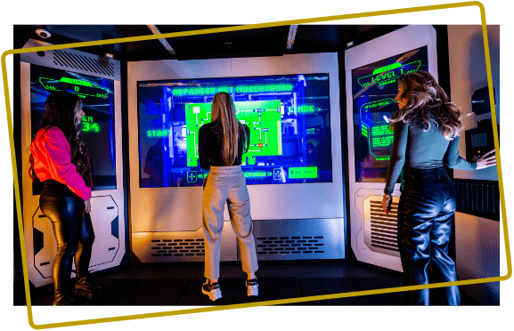 Drie deelnemers spelen het interactieve spel Agent 8008 escape game in Assen