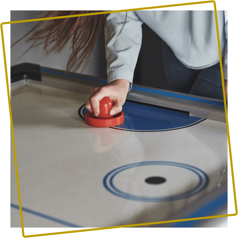 Speler aan de airhockeytafel bij Kings & Queens in Assen