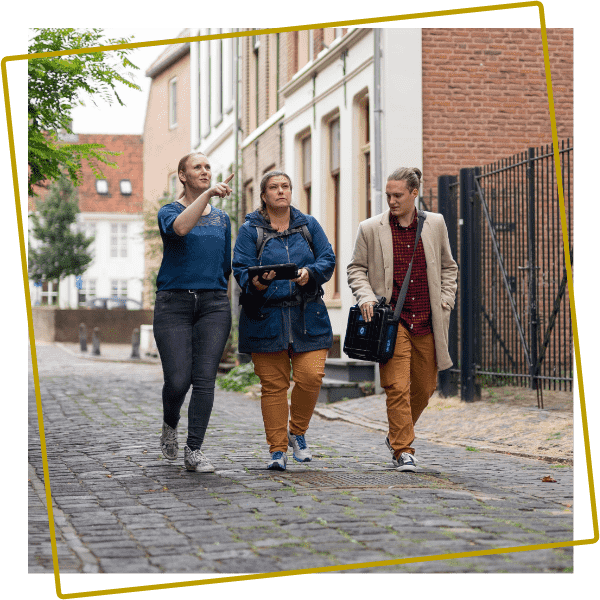 Groep vrienden speelt de outdoor escape game City Quest bij Kings & Queens in Assen