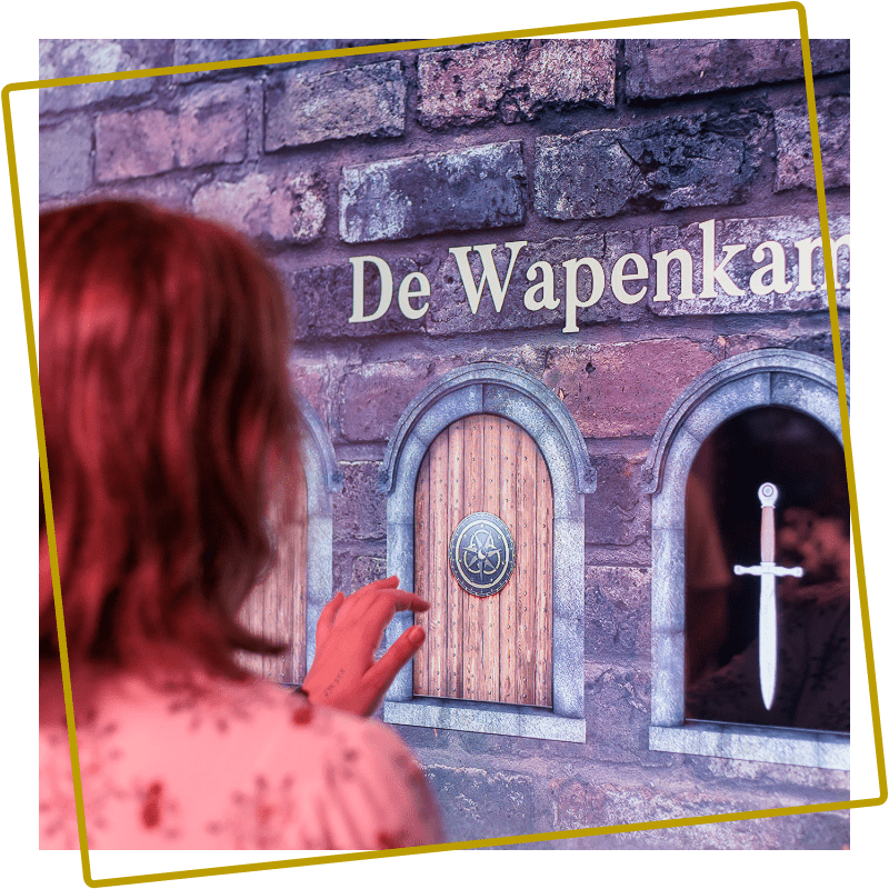 Deelnemer kiest een deur tijdens De Verraders escape game in Assen