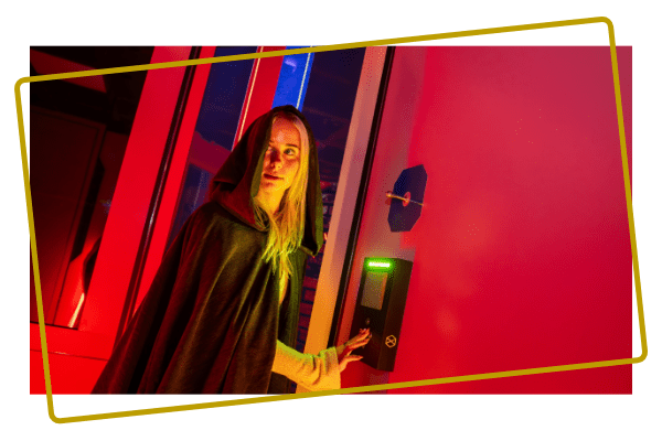 Speler in een donkere cape voert een geheime missie uit tijdens De Verraders escape game in Assen