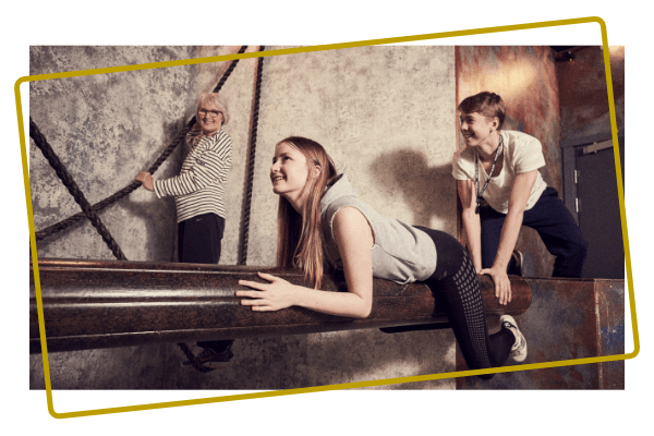 Kinderen en ouders beleven samen plezier tijdens een familiedag bij Kings en Queens Assen