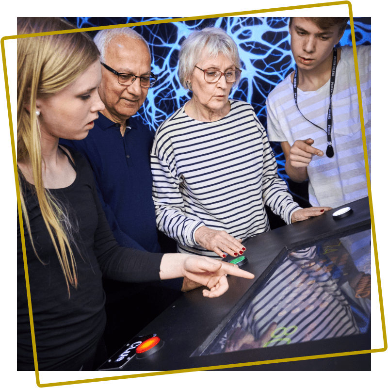 Gezinnen spelen samen een groepsspel tijdens een familiedag in Assen