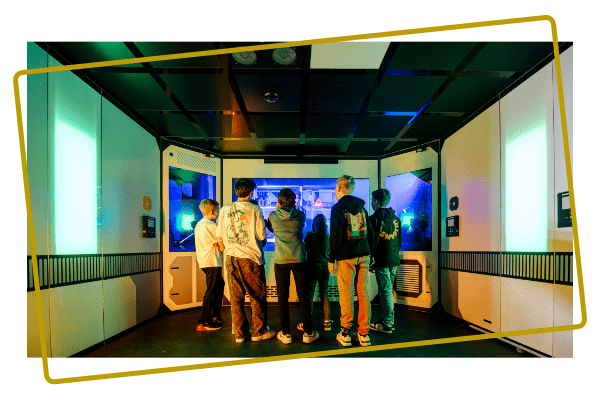 Kinderen spelen samen een interactieve game bij Kings & Queens Assen