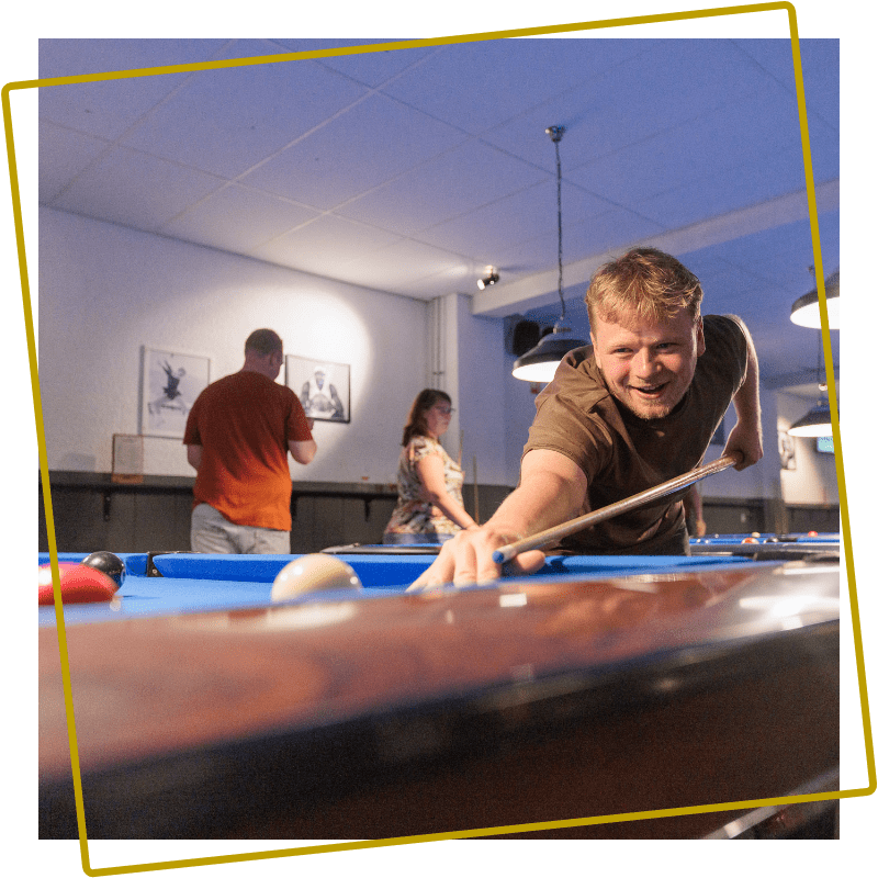 Man speelt pool bij Kings en Queens Assen in de sportsbar