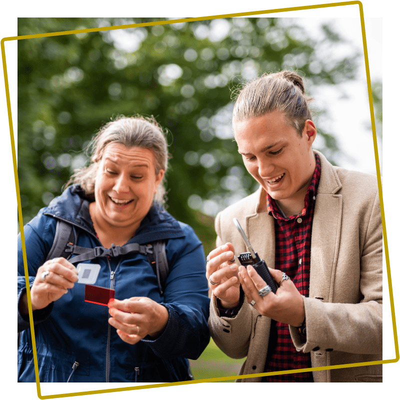Twee deelnemers lossen puzzels op tijdens het stadsspel Mindfall in Assen