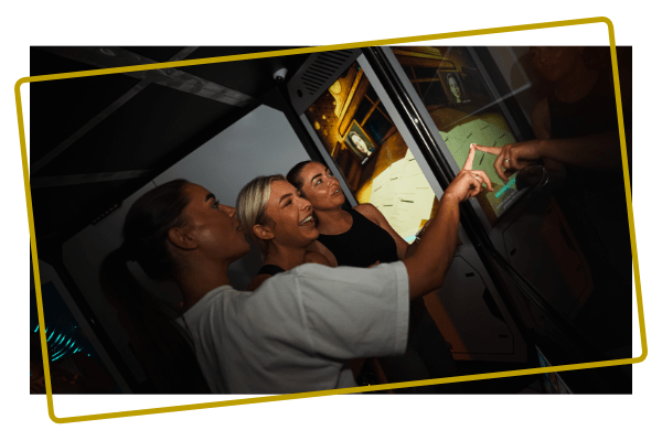 Groep vrienden lost aanwijzingen op tijdens de Murder at the Mansion escape game in Assen