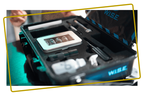 Close-up van de W.I.S.E.-koffer met spionagegadgets tijdens Operation Mindfall in Assen