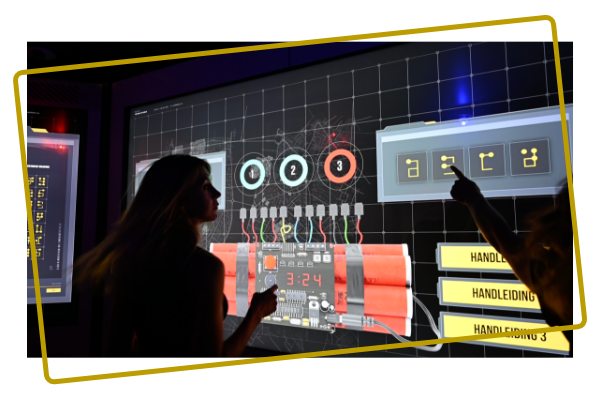 Deelnemers lossen digitale puzzels op tijdens de spannende Spytraining escape game in Assen