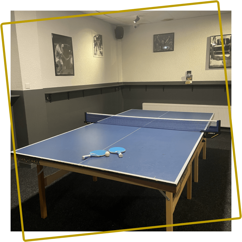 Tafeltennistafel in de sportsbar bij Kings & Queens in Assen