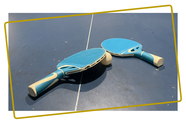Tafeltennisbatjes en bal op tafel bij tafeltennis in Assen
