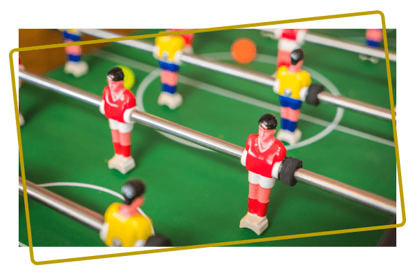 Close-up van een tafelvoetbalspel bij Kings & Queens in Assen