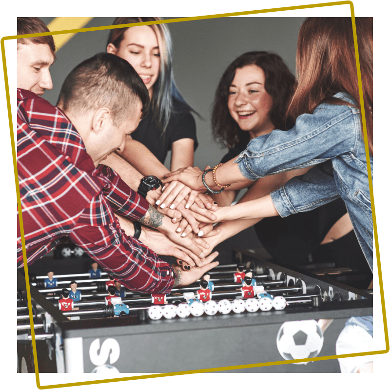 Vrienden spelen samen tafelvoetbal bij Kings & Queens in Assen
