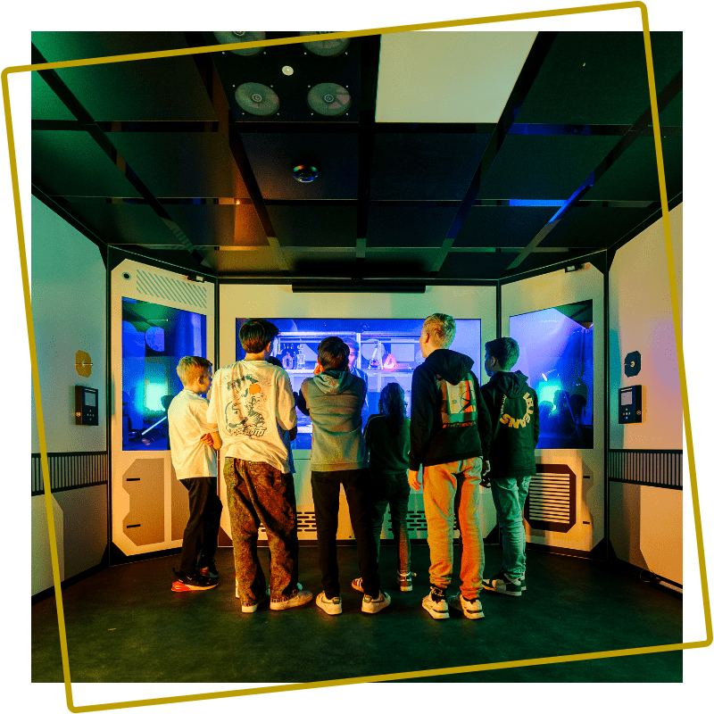 Groep vrienden speelt samen de X-Cube Agent 8008 in Assen bij Kings & Queens