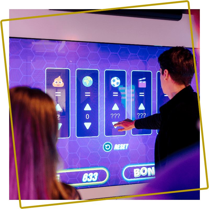 Spelers lossen puzzels en quizvragen op tijdens de X-Cube game The Crazy Game Show bij Kings & Queens Assen