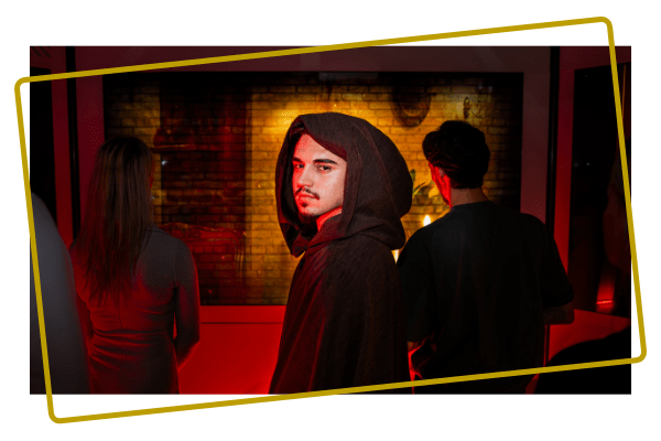 Spelers lossen opdrachten op tijdens de X-Cube game De Verraders in Assen