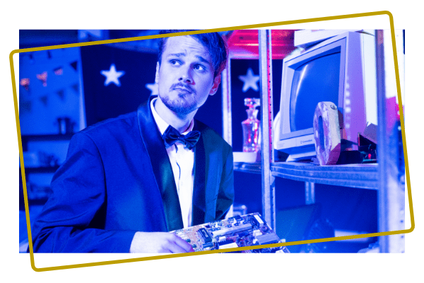 Deelnemer in James Bond-stijl tijdens een van de X-Cube escape games in Assen