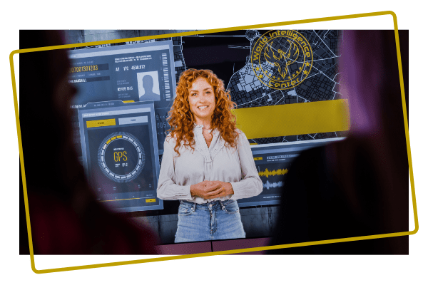 Host legt de missie uit tijdens een van de X-Cube games in Assen