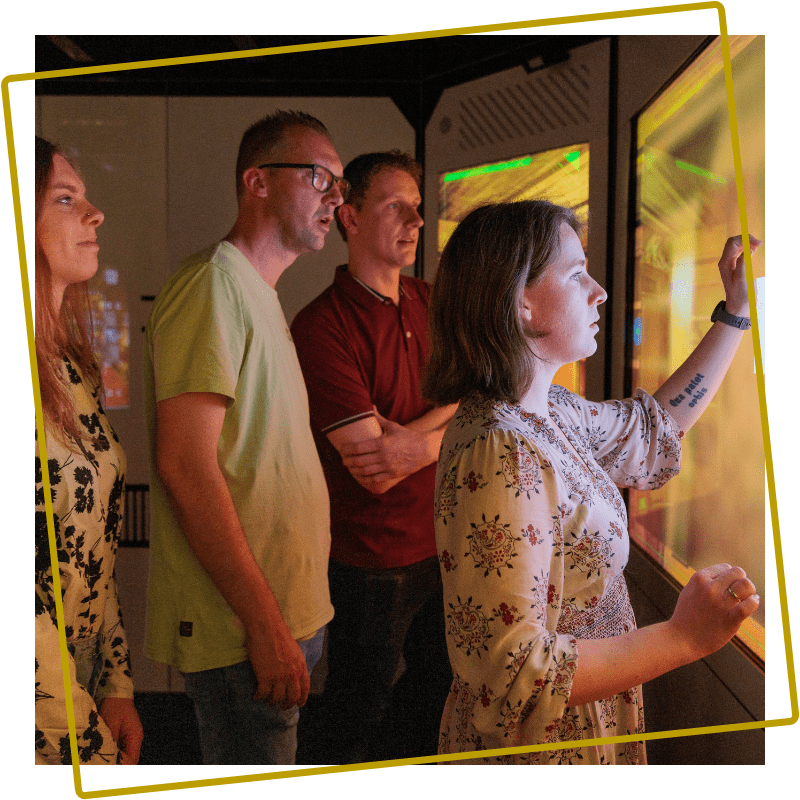 Groep spelers lost puzzels op tijdens de X-Cube game Murders in the Mansion bij Kings & Queens Assen