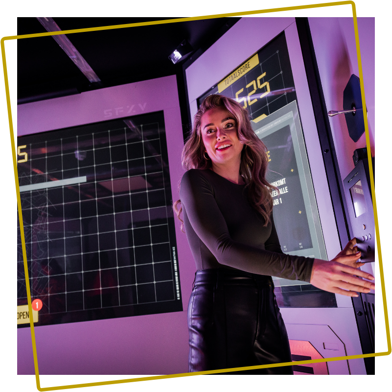 Speler voert een missie uit tijdens de X-Cube game Spytraining bij Kings & Queens Assen